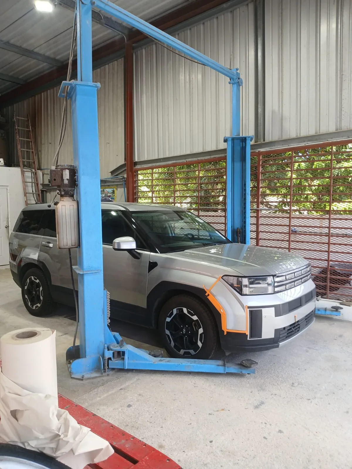 Hyundai Santa Fe en el taller con el área del daño marcada con cinta